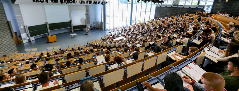 Students sitting in a lecture in the audimax.